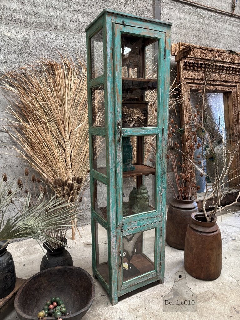 Hoge antieke vitrinekast in turquoise groen originele patina, Met plank(en), 200 cm of meer, Overige houtsoorten, Zo goed als nieuw