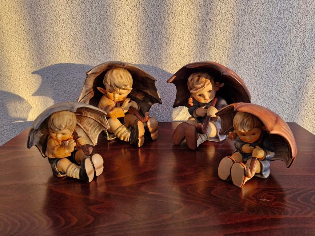 Hummel Goebel beeldjes Umbrella Boy and Girl, Ophalen of Verzenden, Zo goed als nieuw, Hummel