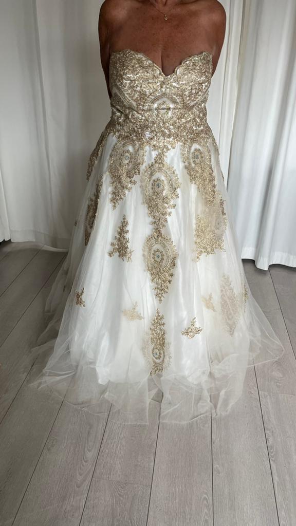 Prachtige trouwjurk wit met gouden borduursels, Ophalen of Verzenden, Gedragen, Wit, Trouwjurk