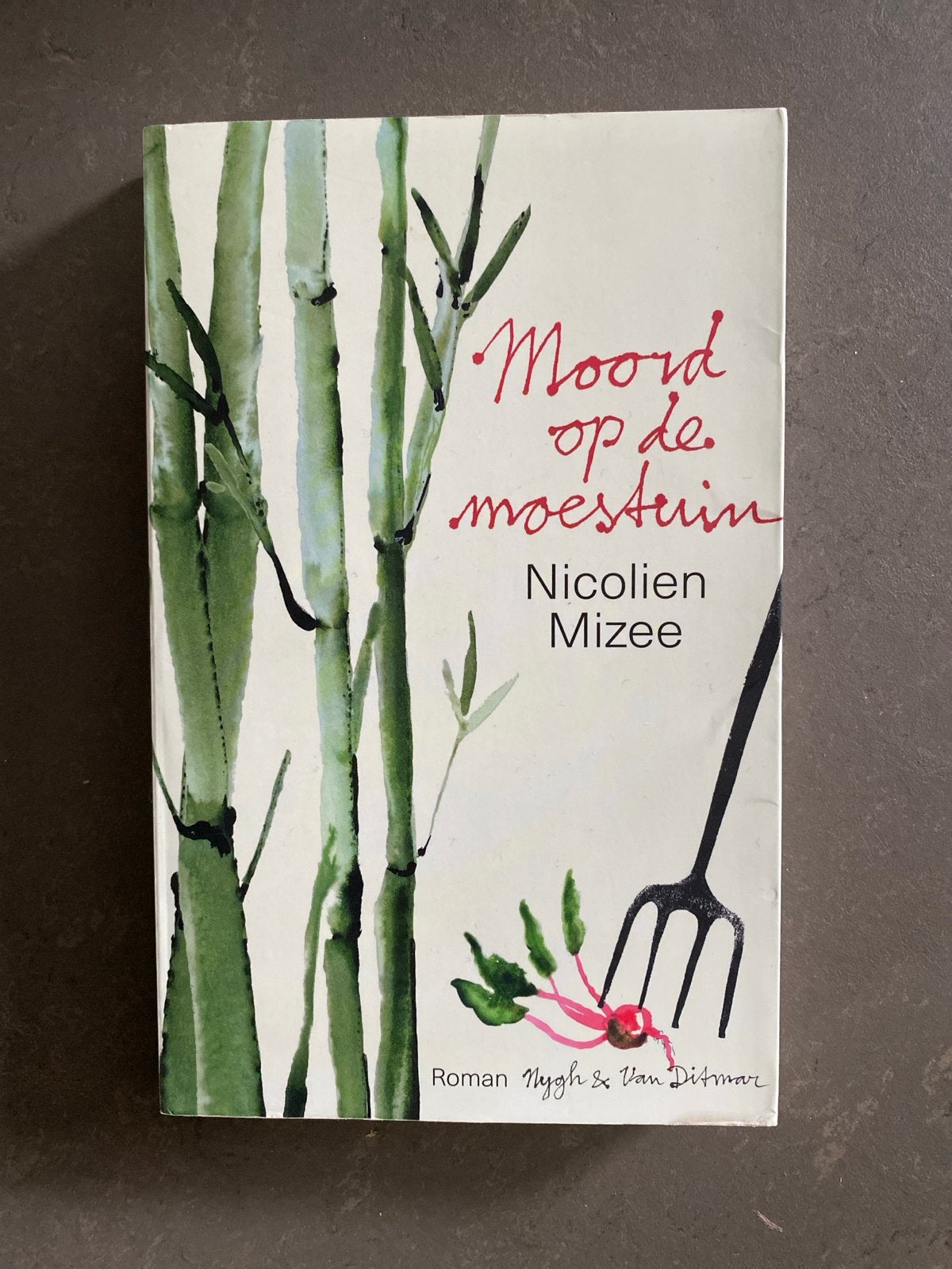 Moord op de moestuin - Nicolien Mizee (Roman), Ophalen of Verzenden, Zo goed als nieuw, Nederland