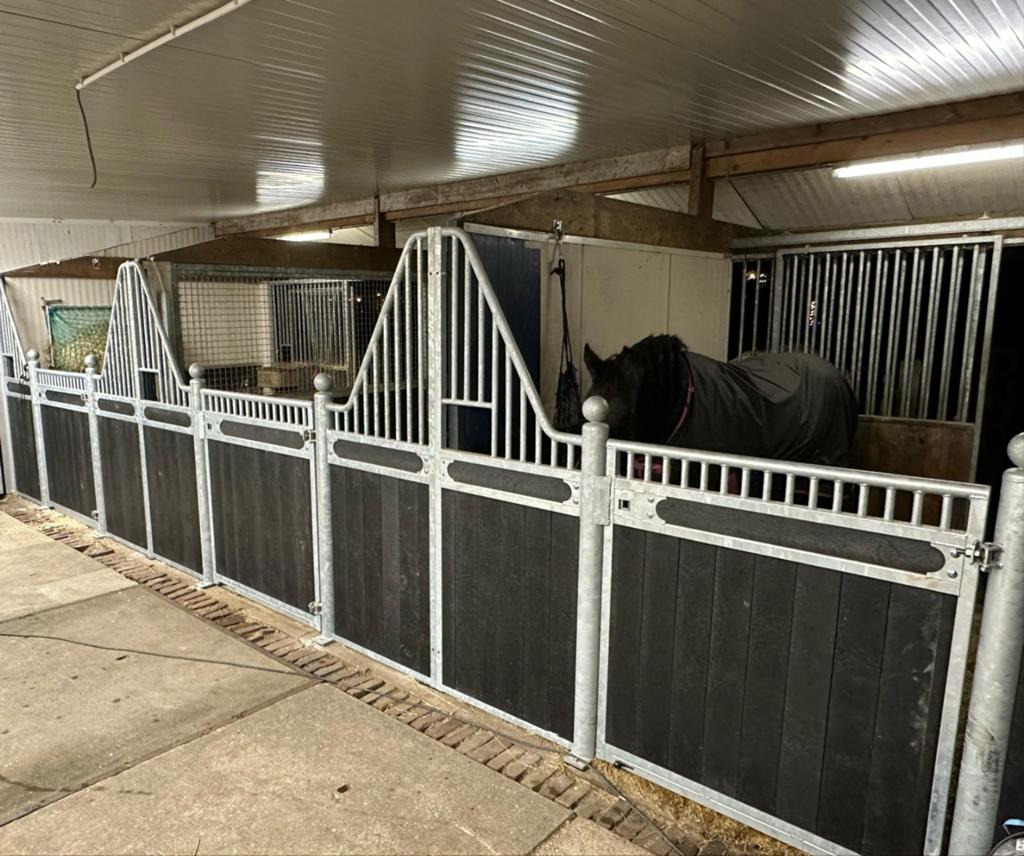 AKTIE MAAND  MARE VOORWANDEN.paardenboxen/ stalwanden/ enz
