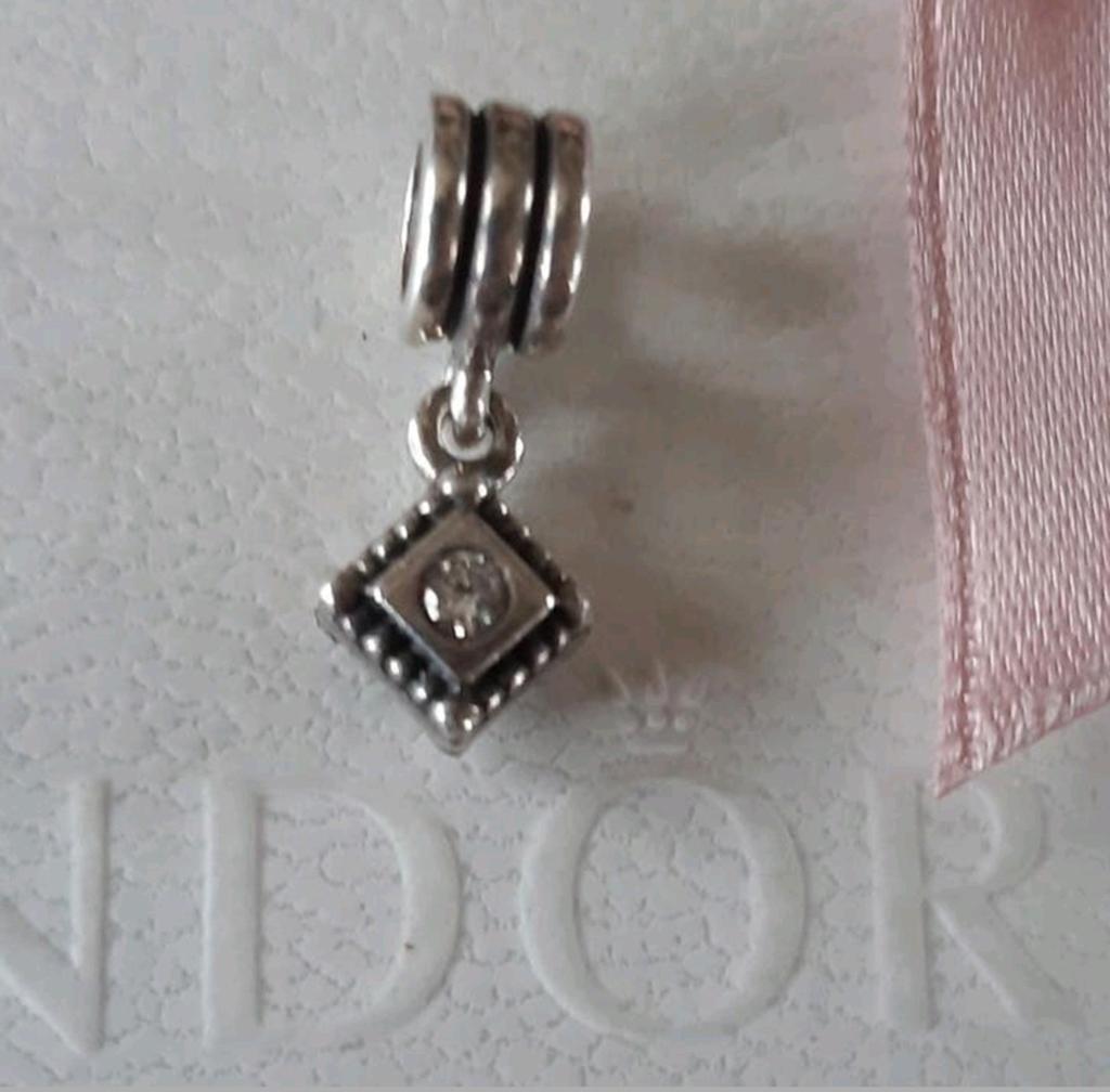 Pandora hangertje square met zirkonia's .ECHT ALS NIEUW, Verzenden, Pandora, Zo goed als nieuw, 1 bedel