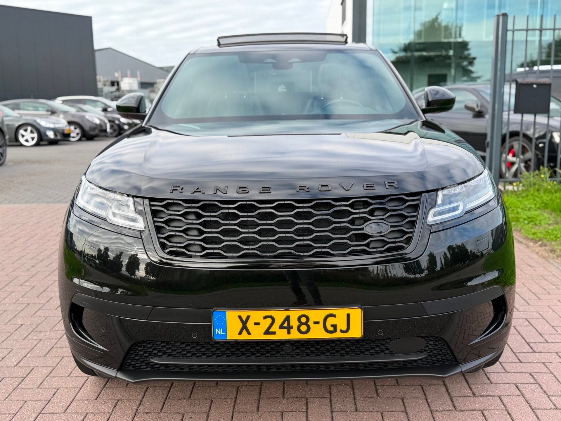 Land Rover Range Rover Velar 2.0 P400e S 2022 Full Black ! P, Auto's, Automaat, Dealer onderhouden, 2174 kg, Gebruikt