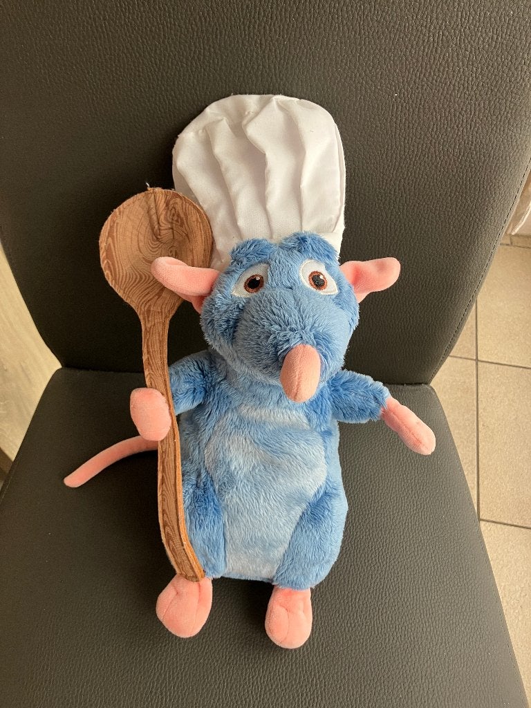 Disney Knuffel Remy ( Ratatouille ) met pollepel, Verzamelen, Disney, Ophalen of Verzenden, Overige figuren, Zo goed als nieuw