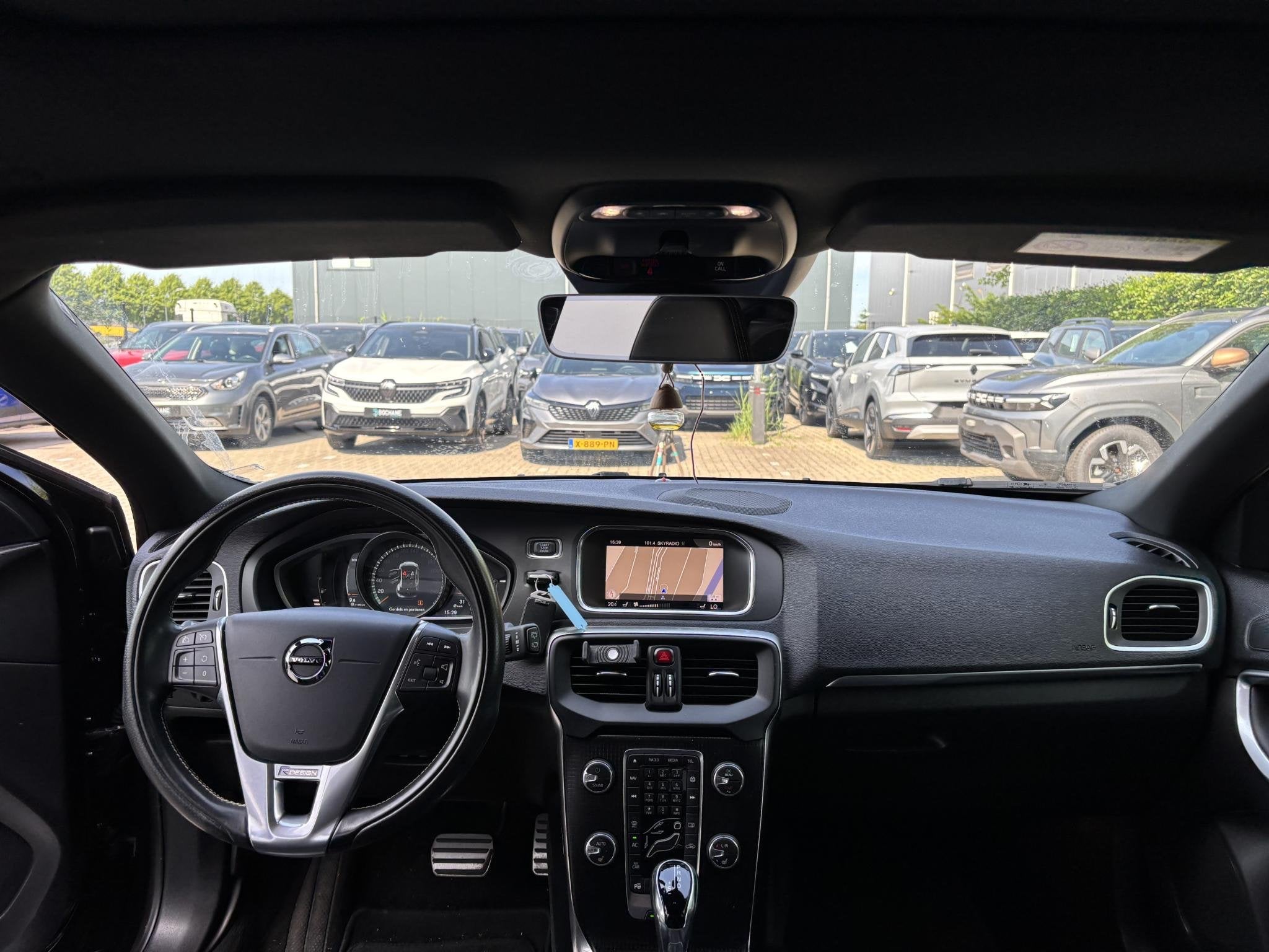 Volvo V40 1.5 T3 Polar+ Sport | Harman Kardon | Panoramadak, Euro 6, 4 cilinders, 700 kg, Zwart