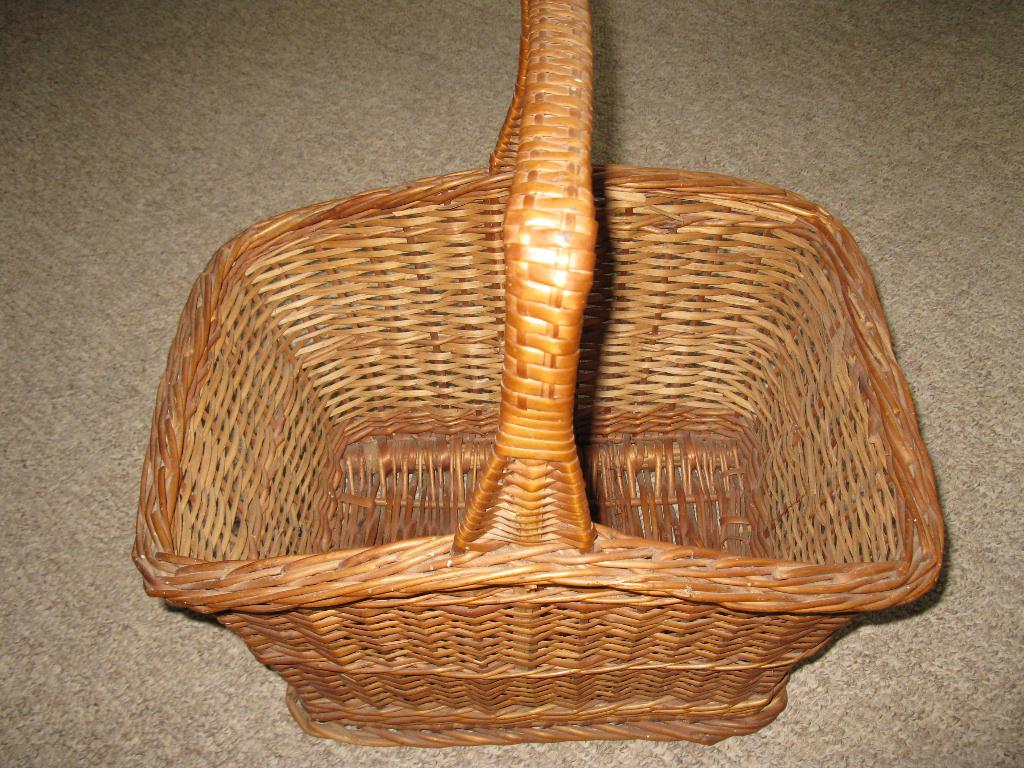 Oude biezen mand met handvat en korfje met 2 handvaten., Ophalen of Verzenden, Zo goed als nieuw, Rond, Riet