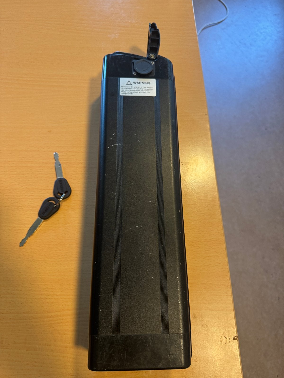 E-bike accu met 2 sleutels en oplader - Zo goed als nieuw, Fietsen en Brommers, Ophalen of Verzenden, Zo goed als nieuw