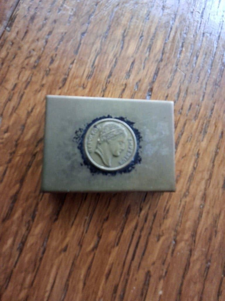 Postzegeldoosje koper met muntje op deksel, Antiek en Kunst, Verzenden
