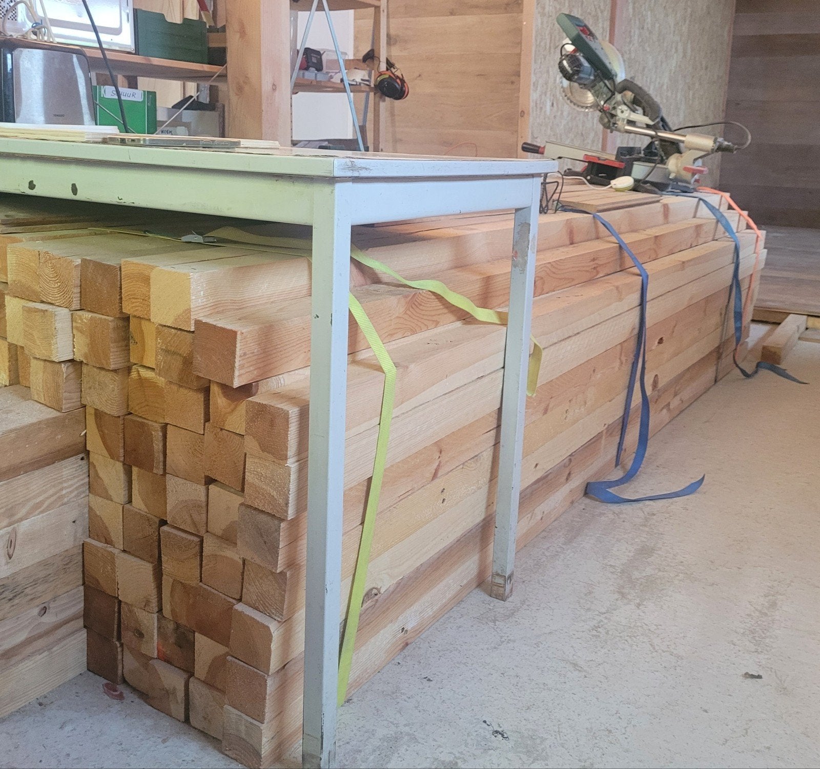 40 Vuren balken 6.5 x 6.5, lengte 300 & 270 € 3.00, Doe-het-zelf en Verbouw, Ophalen, Gebruikt, 250 tot 300 cm, 50 mm of meer