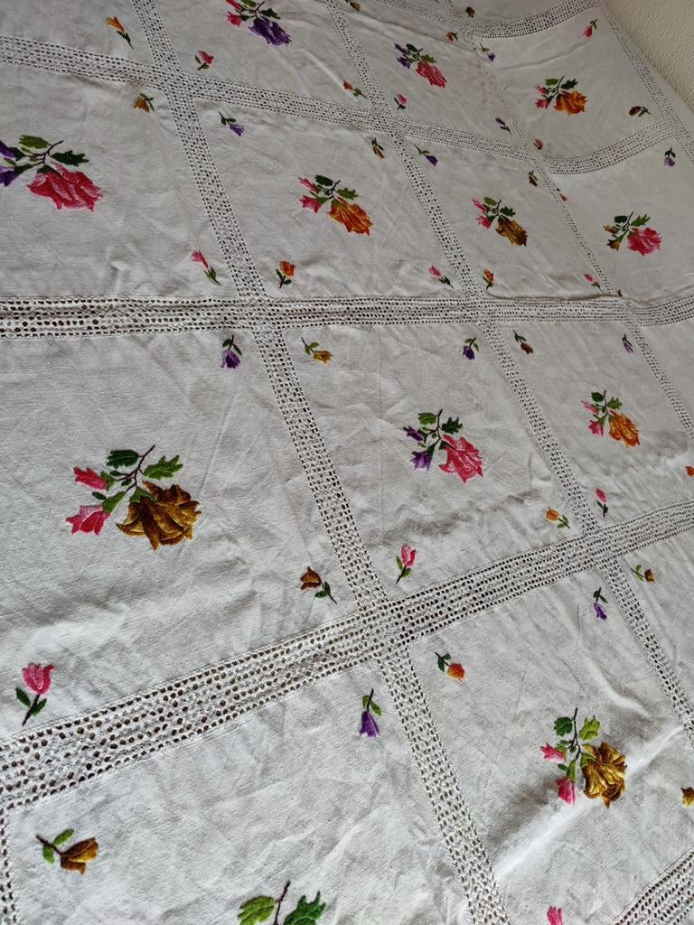 Geborduurd rozen tafelkleed 230/165, Huis en Inrichting, Tafelkleden, Verzenden, Zo goed als nieuw, Rechthoek, Binnen