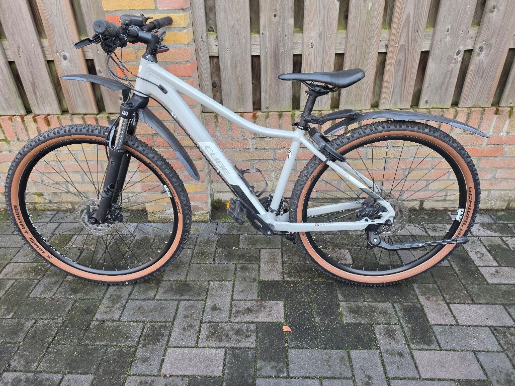 Foto 10 van Zeer mooie Cube Access WS Pro Grey 16"