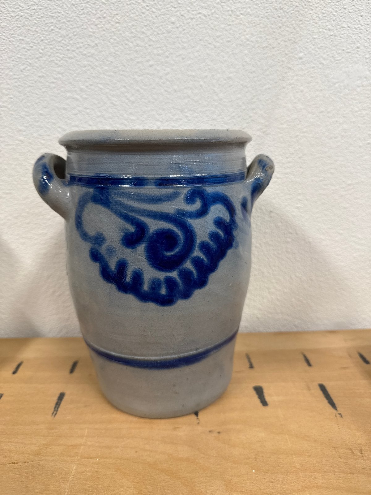 Vintage zoutglazuur aardewerk pot met blauw decor, Antiek en Kunst, Antiek | Keramiek en Aardewerk, Verzenden