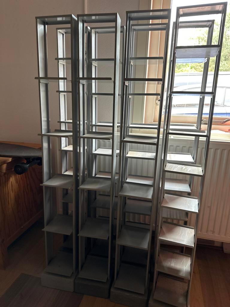 8x ikea cd-rekken met betonnen voet, 4,- per stuk, Ophalen, Gebruikt, Metaal, Cd's