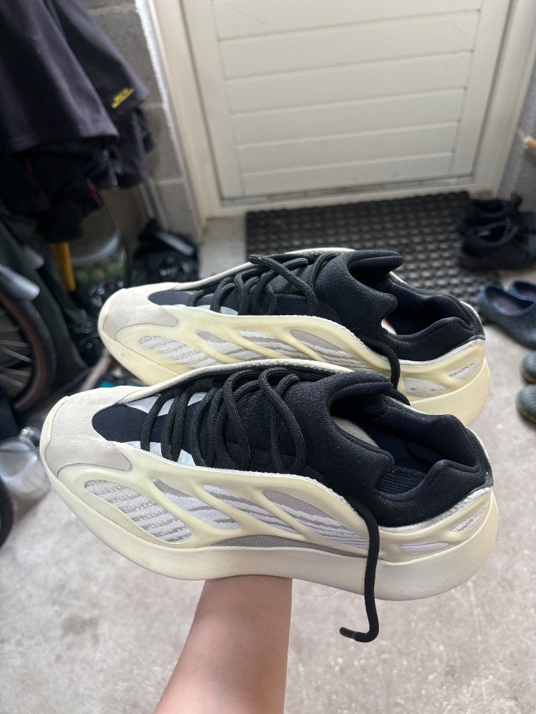 Adidas Yeezy Boost 700 V3 Azael, Verzenden, Sneakers of Gympen, Gedragen, Yeezy