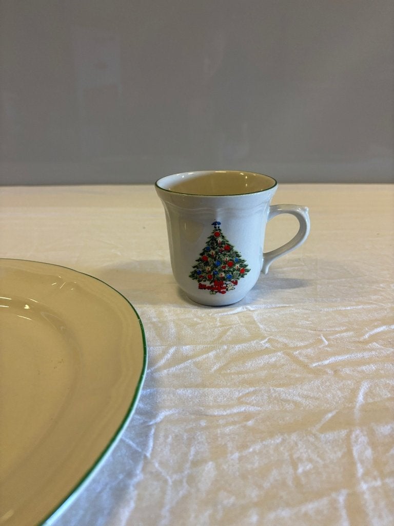 Vintage kerstservies: bord en mok met kerstboom, Gebruikt, Niet bekend (tweedehands product), Onbekend (tweedehands product), Keramiek