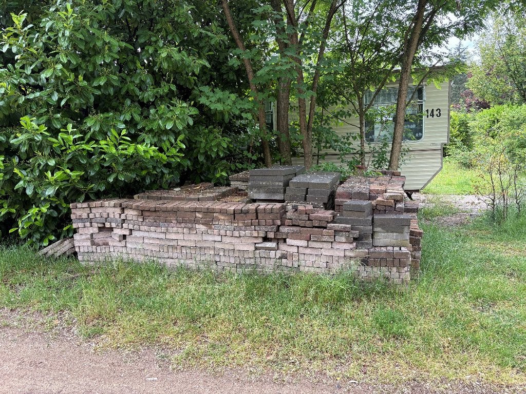 Gratis afhalen Waaltjes, beton klinkers en ander formaat, Tuin en Terras, Tegels en Klinkers, Ophalen, Gebruikt, Klinkers, 10 m² of meer