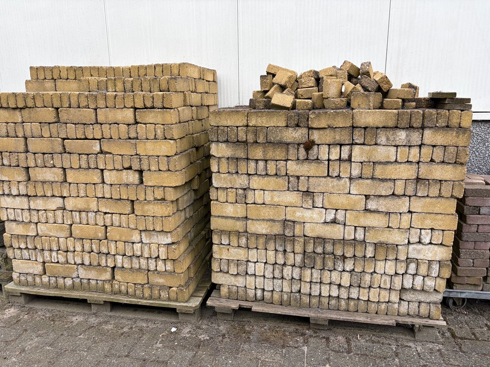 ***GRATIS*** Klinkers geel ca. 28 m2, Tuin en Terras, Ophalen, Gebruikt, Klinkers, 10 m² of meer