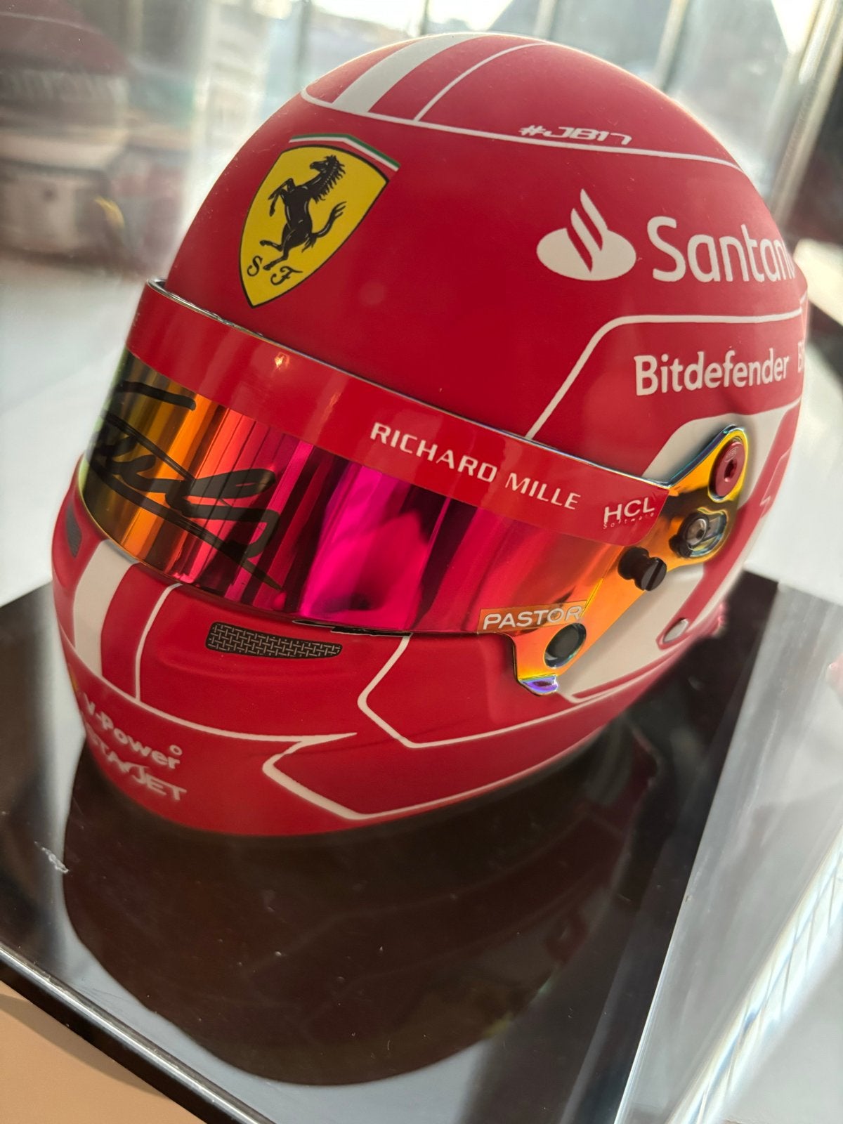 Charles Leclerc gesigneerde helm 1:2 met display, Ophalen of Verzenden, Zo goed als nieuw, Formule 1