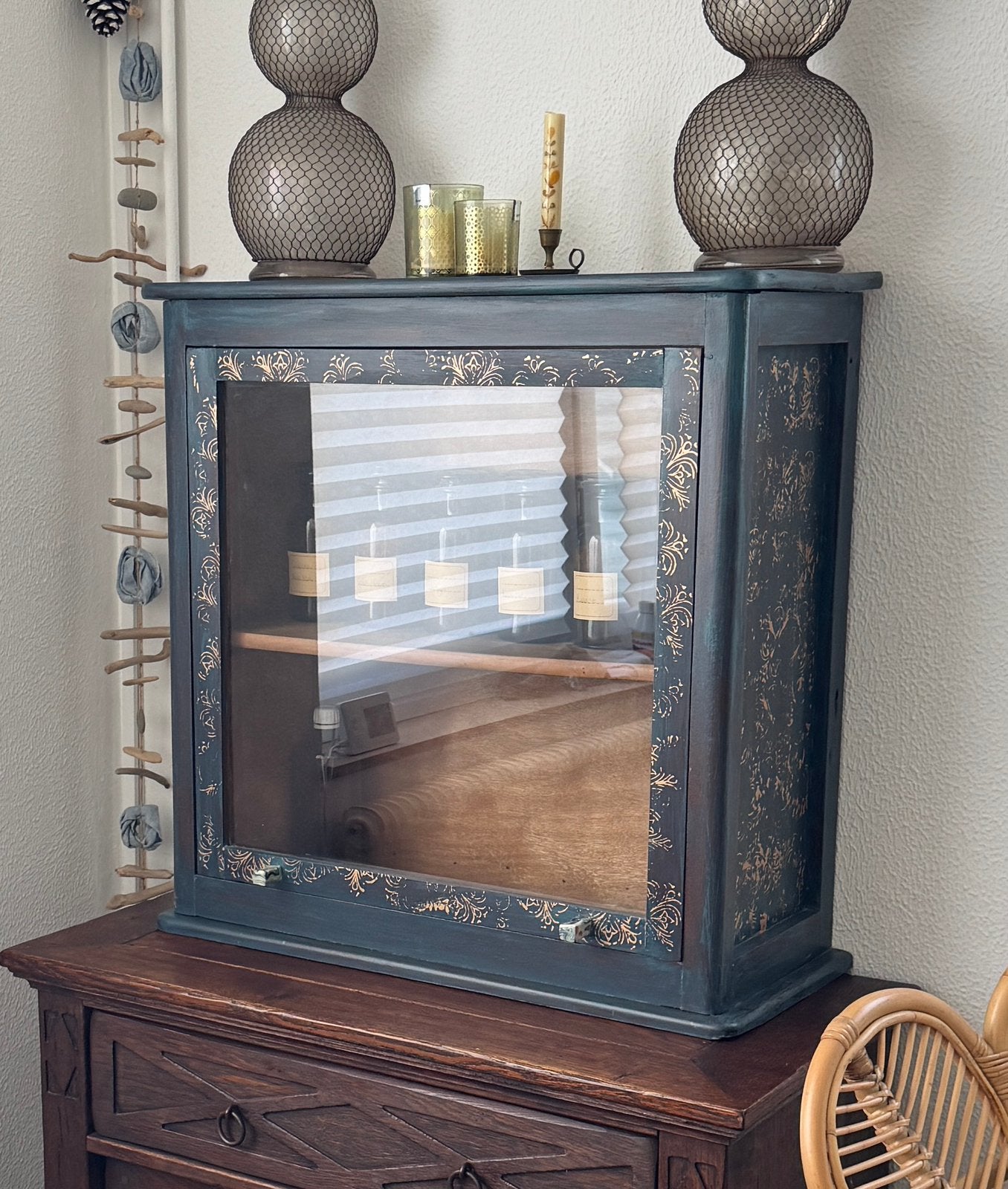 Vintage houten vitrinekast wand servies kast handbeschilderd, Huis en Inrichting, Kasten | Vitrinekasten, Ophalen, 50 tot 100 cm