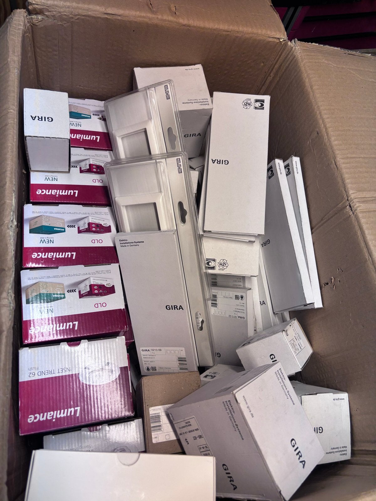 Partij Nieuwe Gira en Lumiance Elektra Onderdelen, Ophalen of Verzenden, Nieuw, Gira, Stopcontact