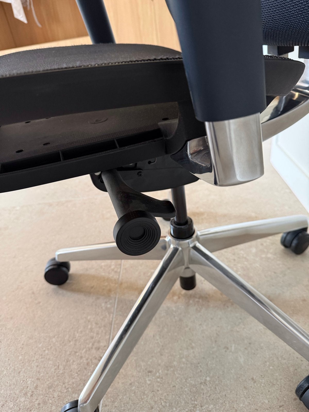 Foto 4 van ZEER PROFESSIONELE ergonomische Bureaustoel - NIEUWSTAAT