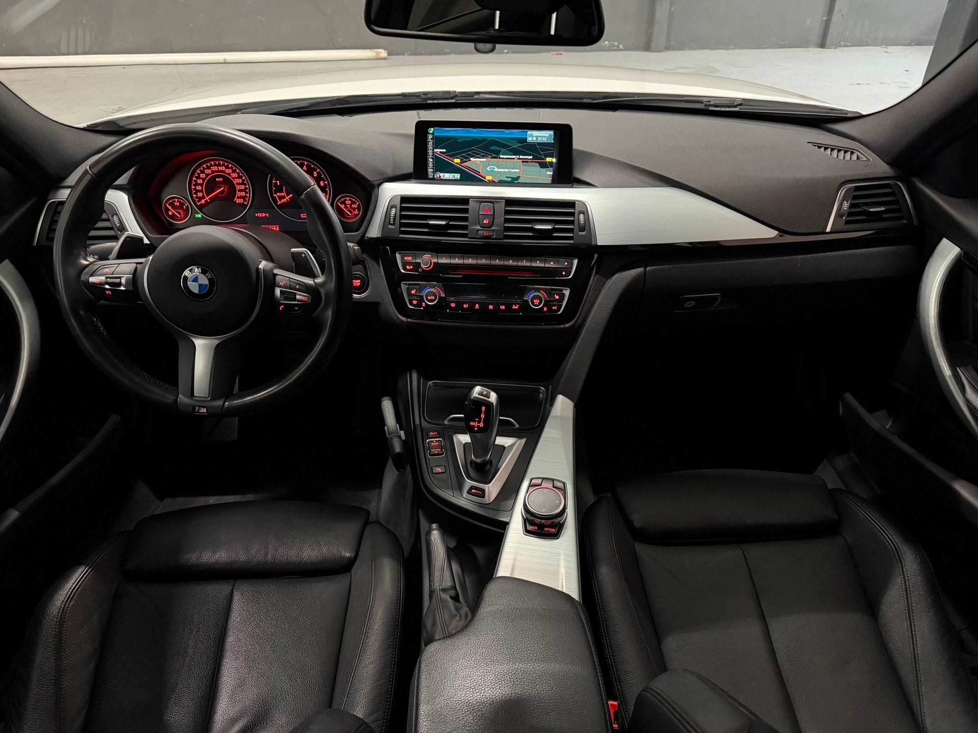 BMW 3-serie 330e|M-pakket|flippers|lederen interieur|B48 mot, Auto's, BMW, Automaat, 1998 cc, Achterwielaandrijving, Gebruikt