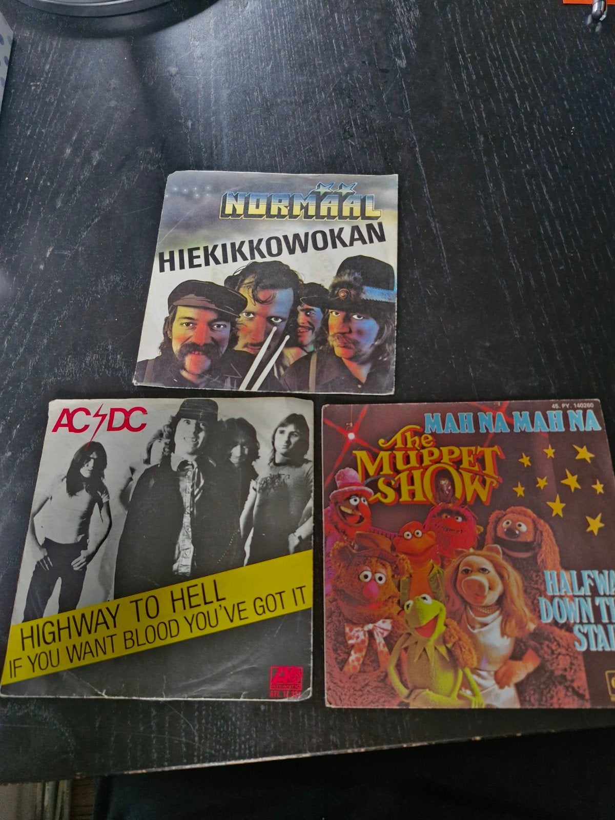 3 x 7" vinyl single: AC/DC , NORMAAL , THE MUPPETS, Cd's en Dvd's, Ophalen of Verzenden, Gebruikt