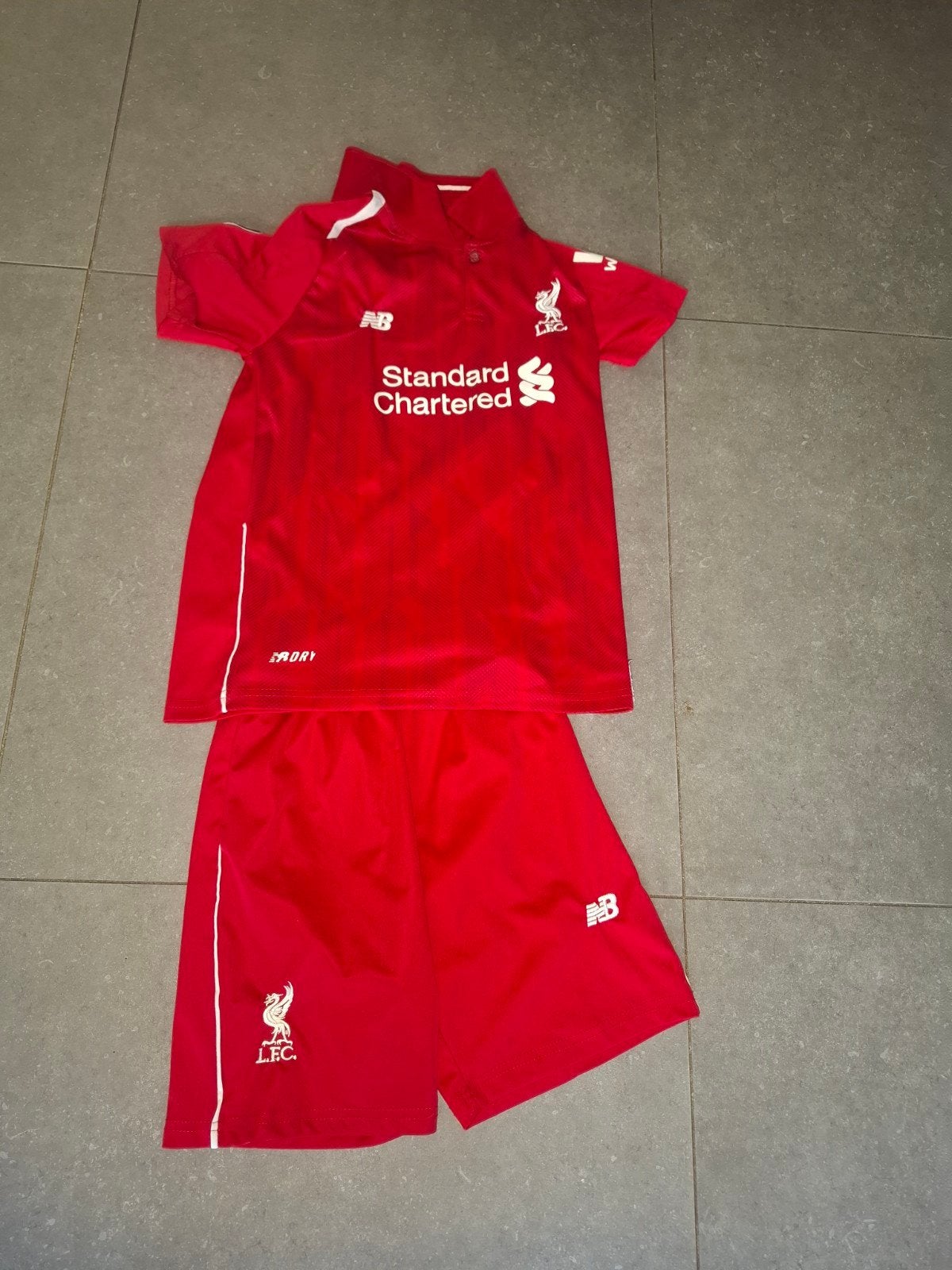 Voetbalpakje Liverpool M. Salah - Maat 28, Ophalen of Verzenden, Gebruikt, New Balance, Jongen