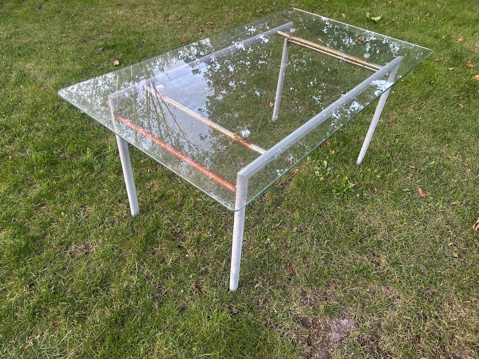 Glazen tafel met metalen onderstel, Huis en Inrichting, Ophalen, Gebruikt, 100 tot 150 cm, 50 tot 100 cm