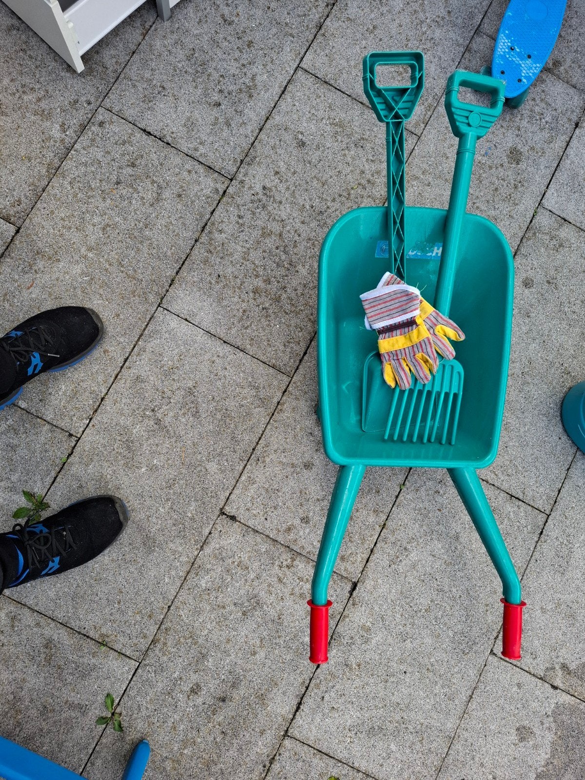 Kinder kruiwagen met schep, hark en handschoenen, Kinderen en Baby's, Speelgoed | Buiten | Los speelgoed, Ophalen, Gebruikt