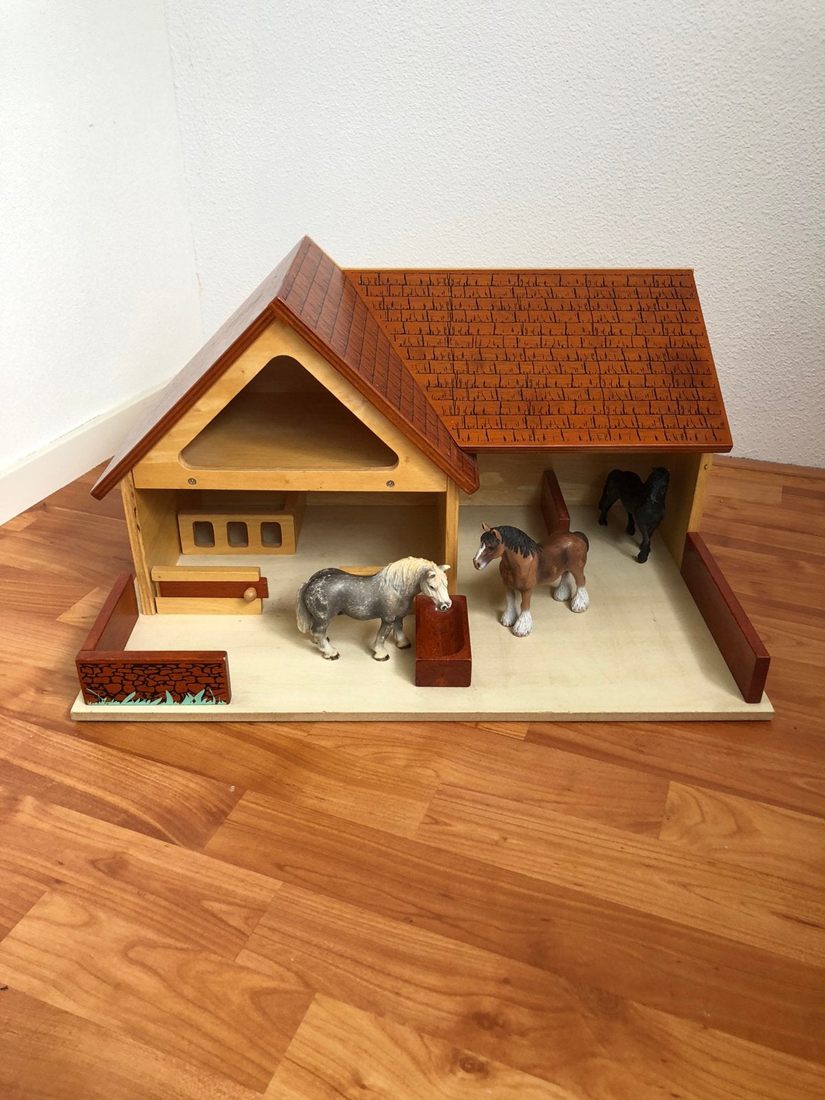 Grote houten speelgoed boerderij, Ophalen, Zo goed als nieuw, Poppenhuis