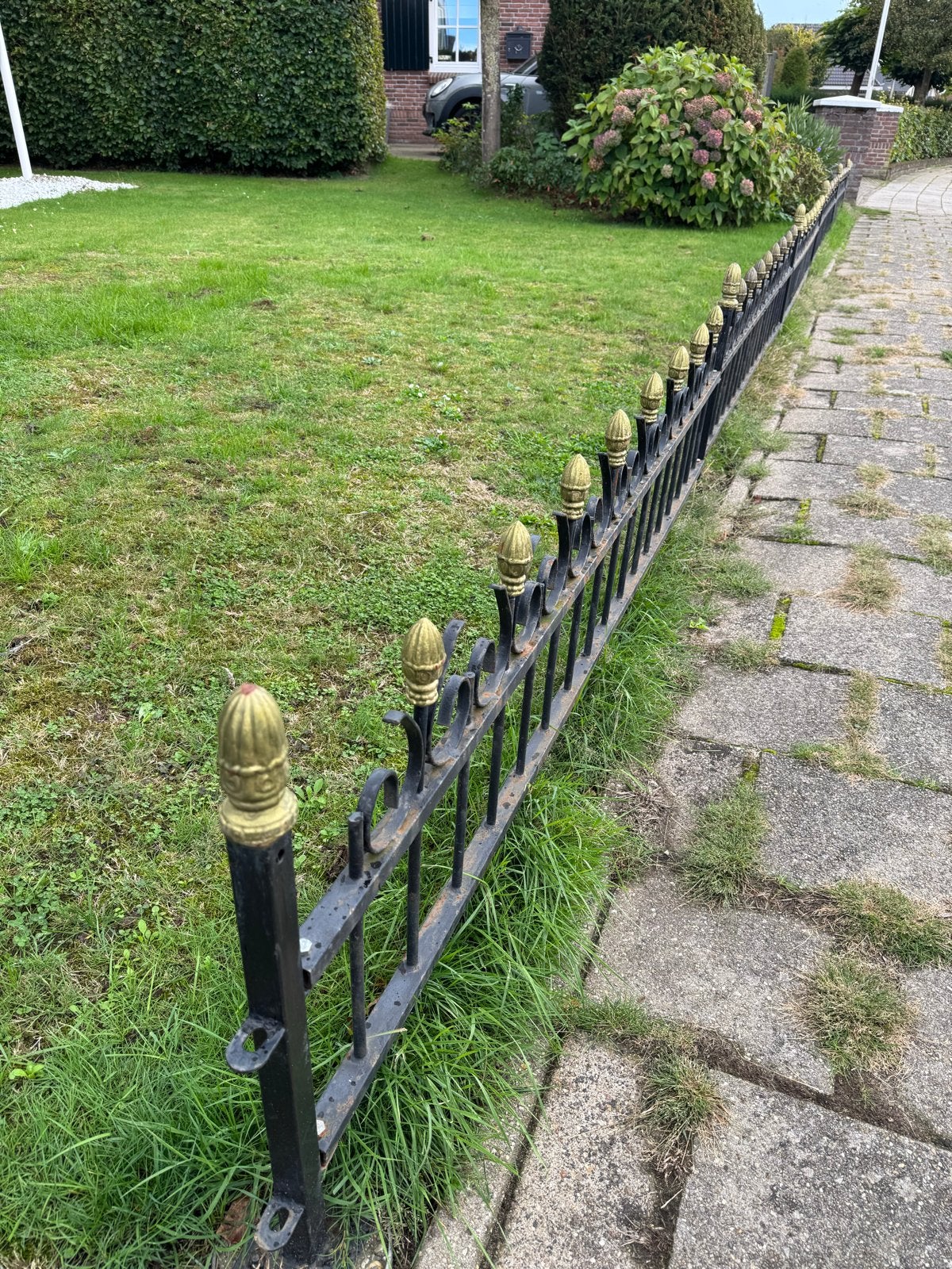 Klassiek smeedijzeren hek met goudkleurige dennenappels, Ophalen of Verzenden, Gebruikt, IJzer, Sierhekwerk