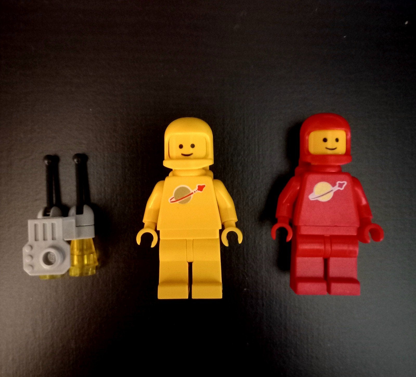 Lego classic space geel en rood met jetpack, Compleet, Lego, Ophalen of Verzenden, Zo goed als nieuw