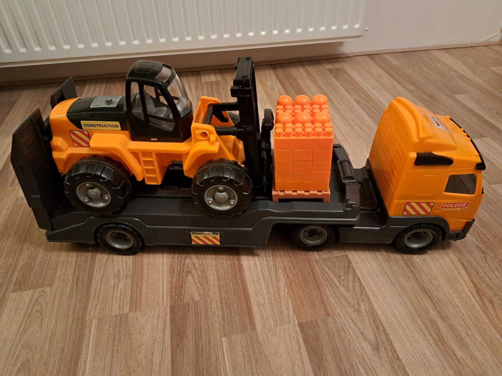 Vrachtwagen met trailer en vorkheftruck, Ophalen, Gebruikt