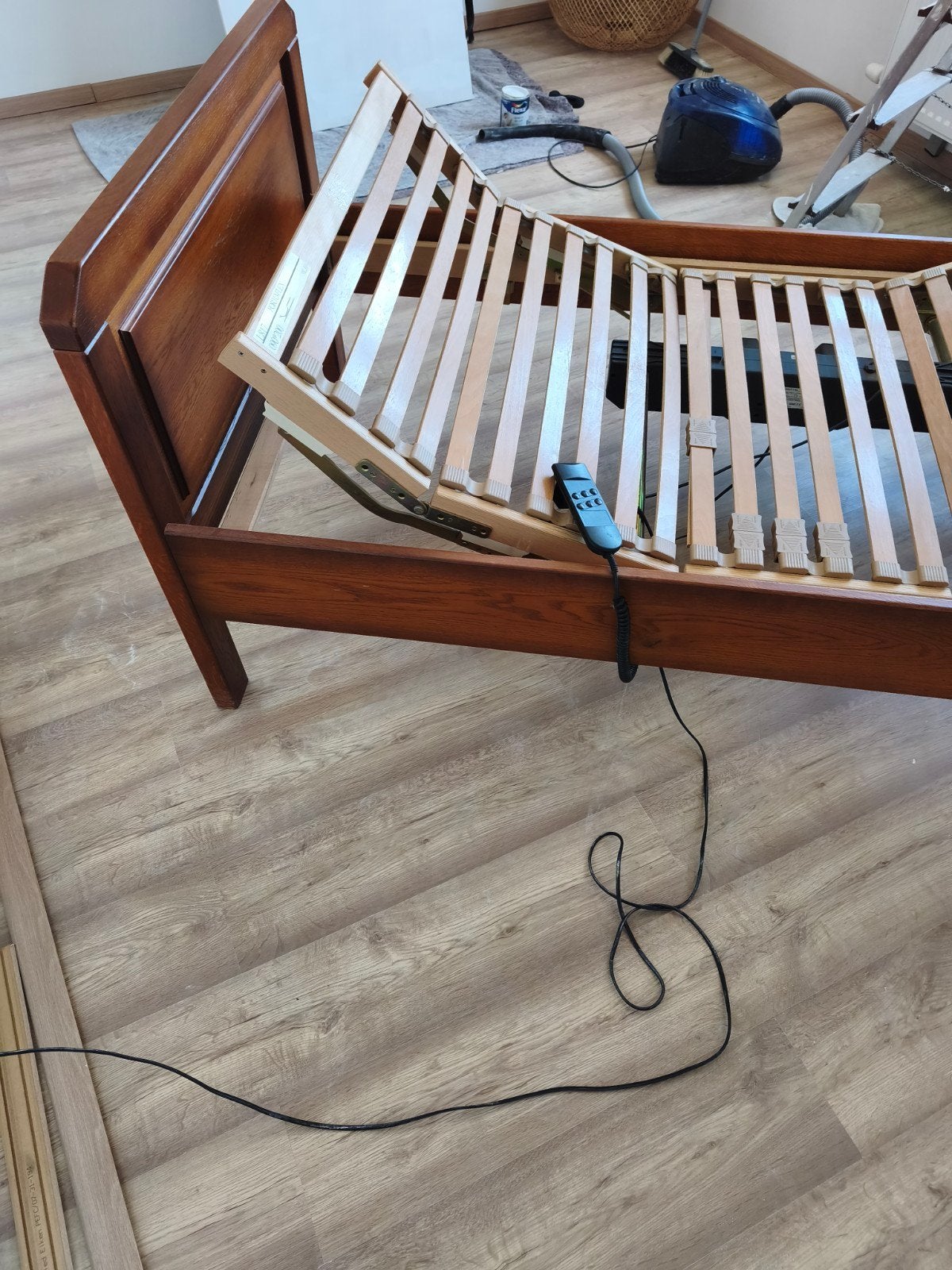 Eenpersoons senioren bed met elektrische lattenbodem, 90 cm, Eenpersoons, Bruin, Klassiek