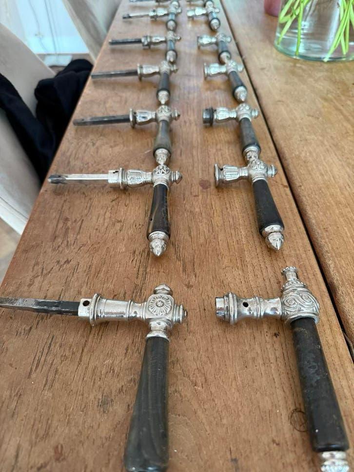 Zilverkleurige deurklinken met rozetten, Ophalen of Verzenden, Gebruikt, Overige materialen, Klink of Kruk