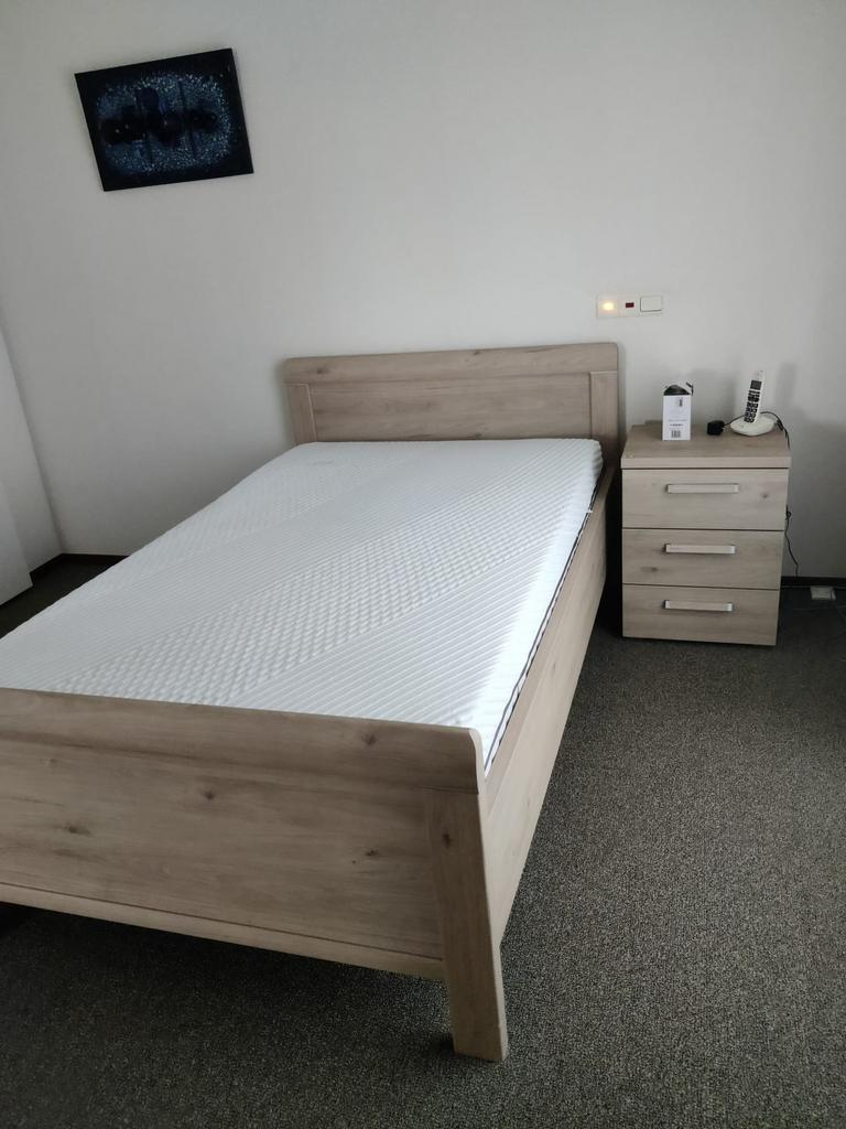 MOET WEG | 120x200 bedframe incl nachtkastje, Huis en Inrichting, Slaapkamer | Bedden, Ophalen, Zo goed als nieuw, Twijfelaar