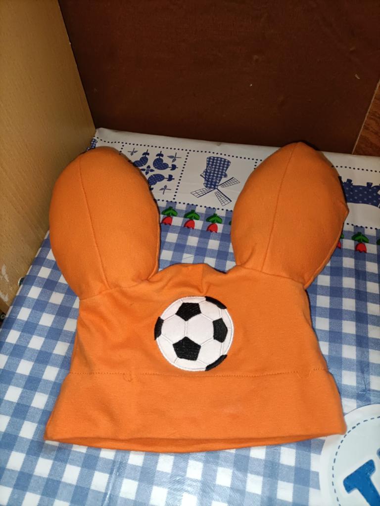Oranje Kabouter Plop muts voetbal  met belletjes AD, Overige merken, Ophalen of Verzenden, Zo goed als nieuw, Rug
