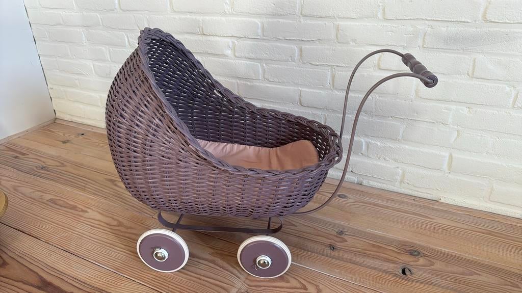 Smallstuff rotan poppenwagen lila / oud paars zgan, Ophalen, Zo goed als nieuw, Jongen of Meisje