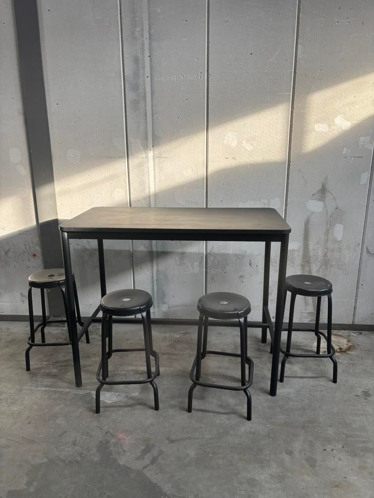 Hoge bar tafel zwart met krukjes4 stuks, Huis en Inrichting, Ophalen, Zo goed als nieuw