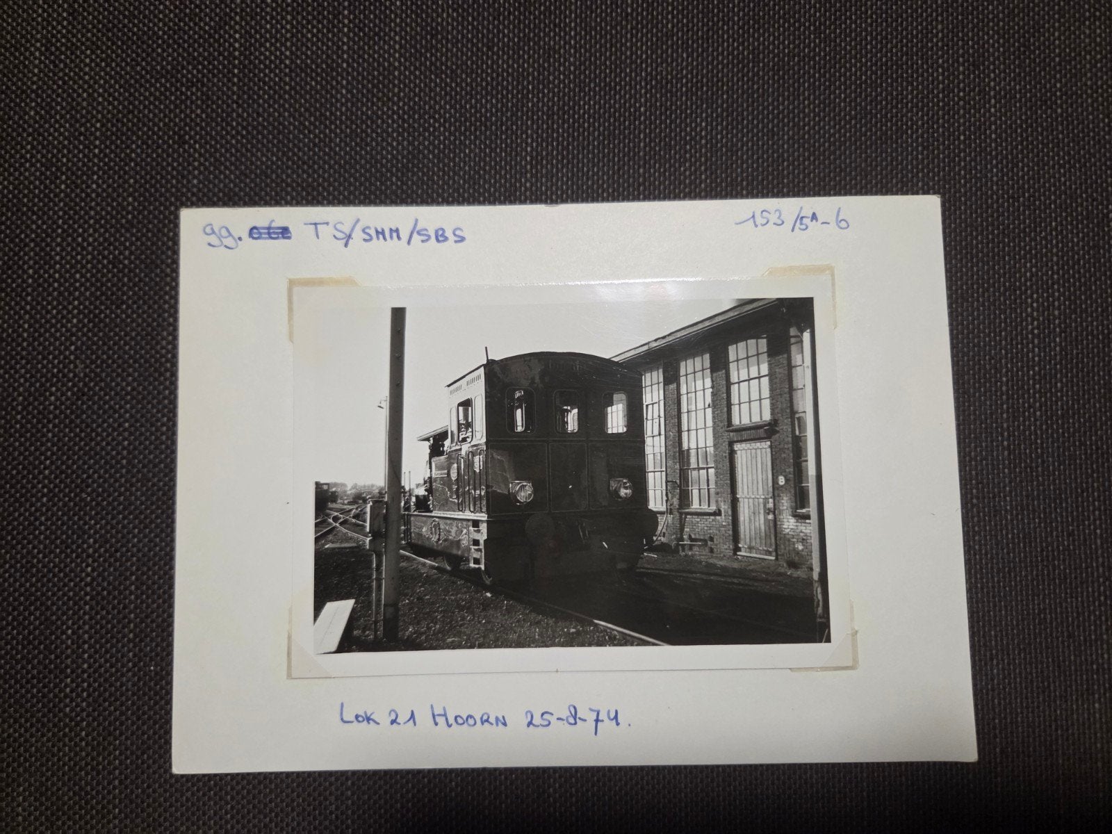 Zwart-wit foto Lok 21 Hoorn, 25-8-1974, Ophalen of Verzenden, Gebruikt, Trein, Kaart of Prent
