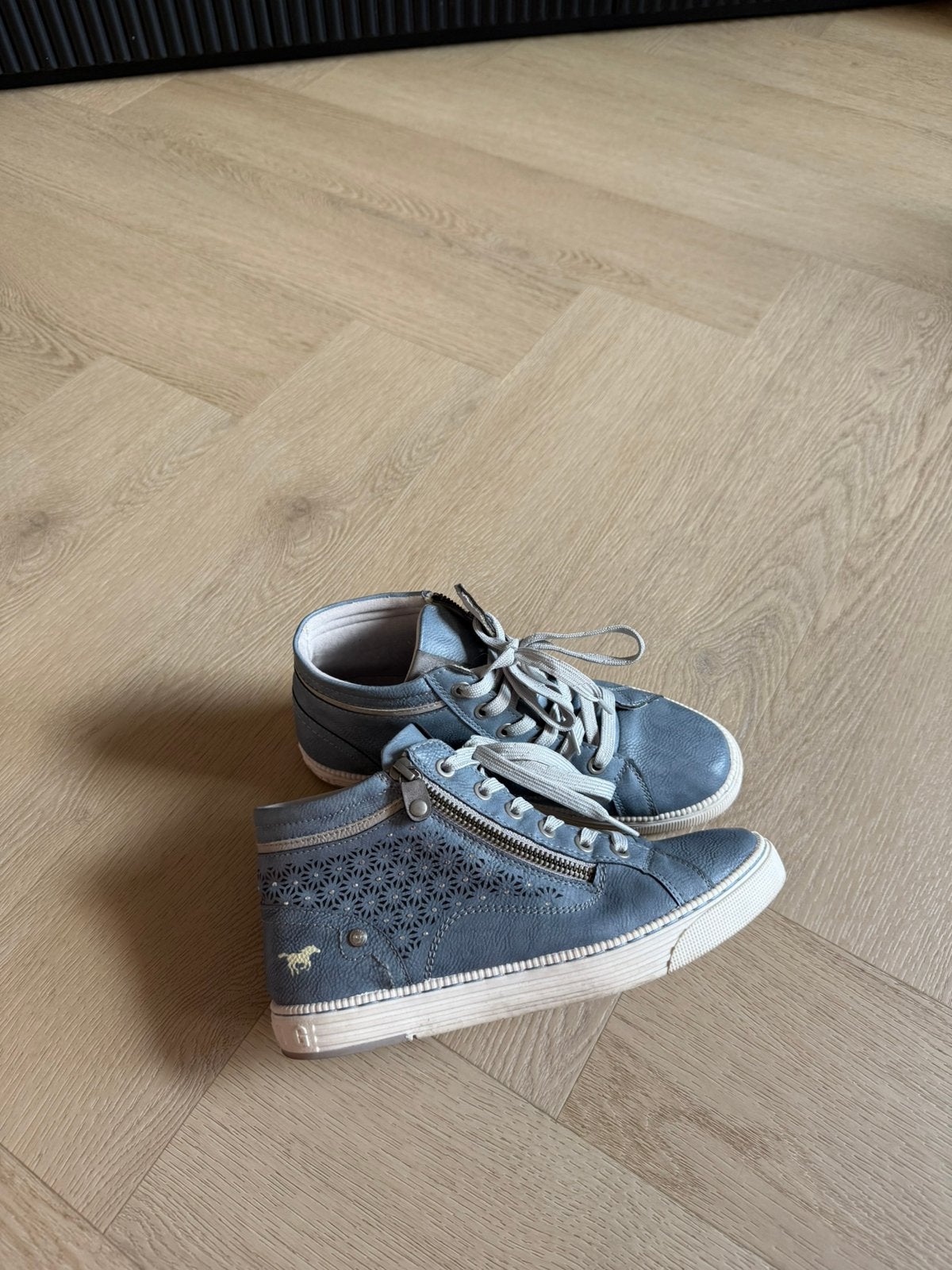 Mustang schoenen, Ophalen of Verzenden, Zo goed als nieuw, Sneakers of Gympen