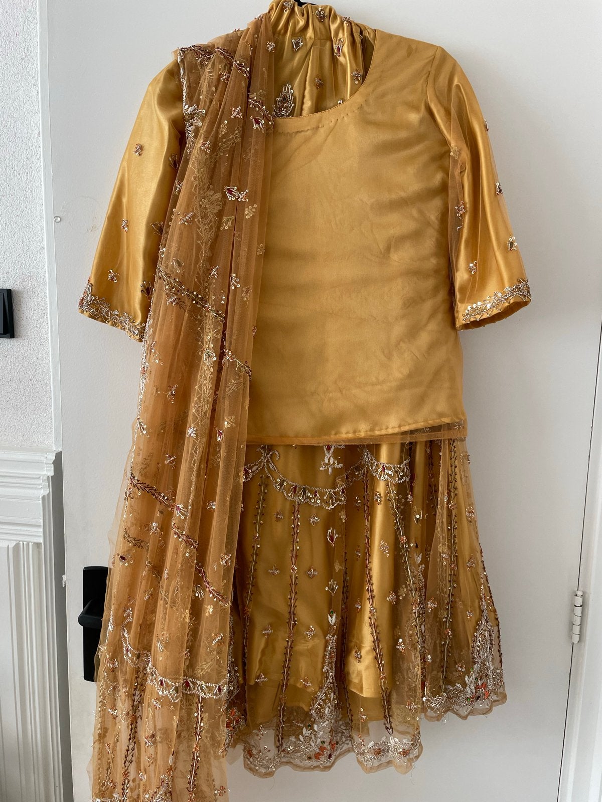 Gouden Indiase jurk met borduursels, Kleding | Dames, Overige typen, Geel, Zo goed als nieuw, Ophalen