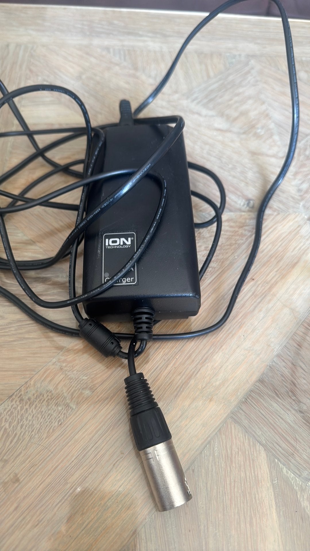 Sparta ion oplader 4 polig, Fietsen en Brommers, Fietsaccessoires | Fietsaccu's, Ophalen of Verzenden, Zo goed als nieuw