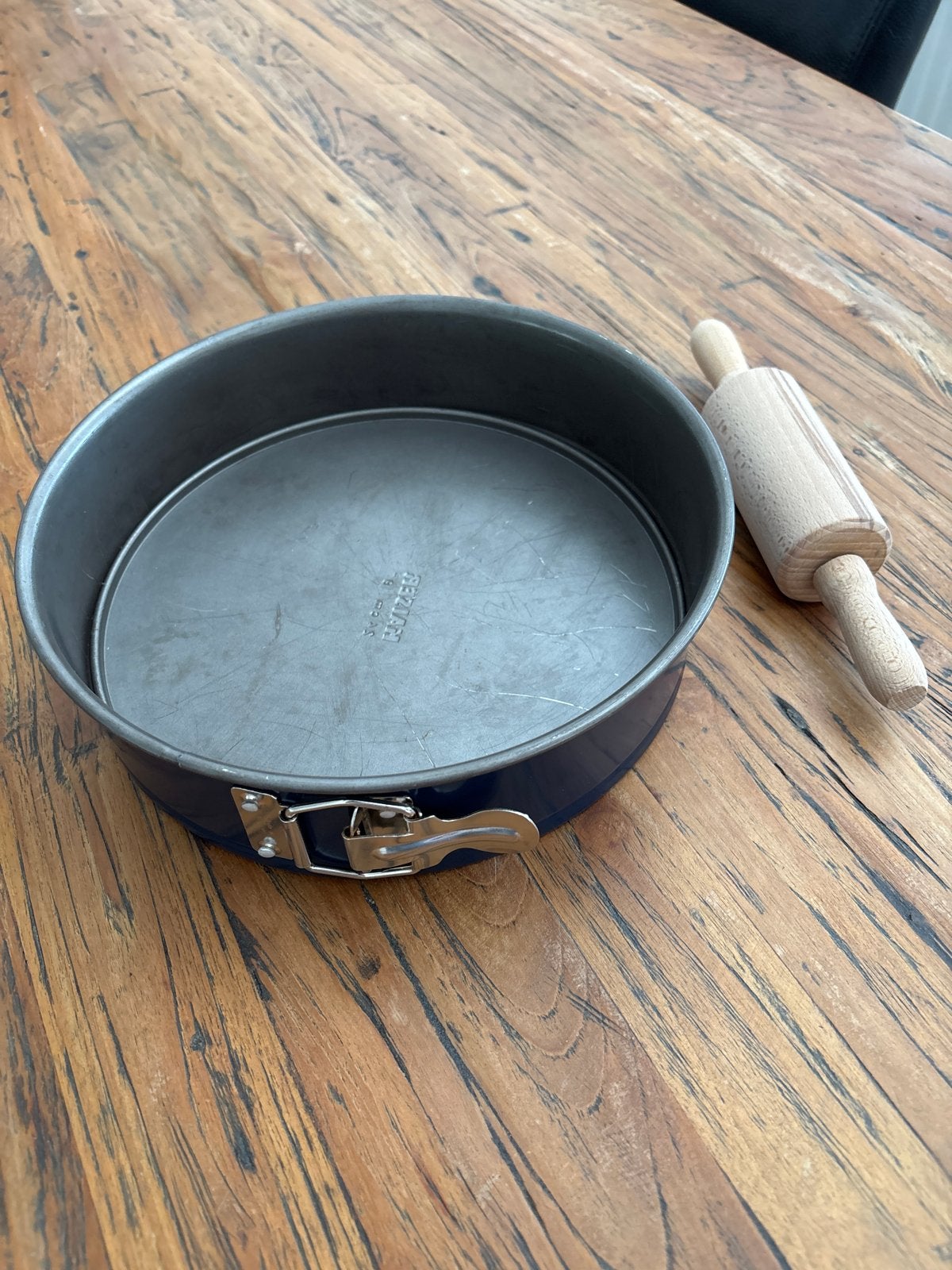Kaiser springvorm 24 cm met deegroller, Ophalen of Verzenden, Metaal, Overige merken, Overige typen