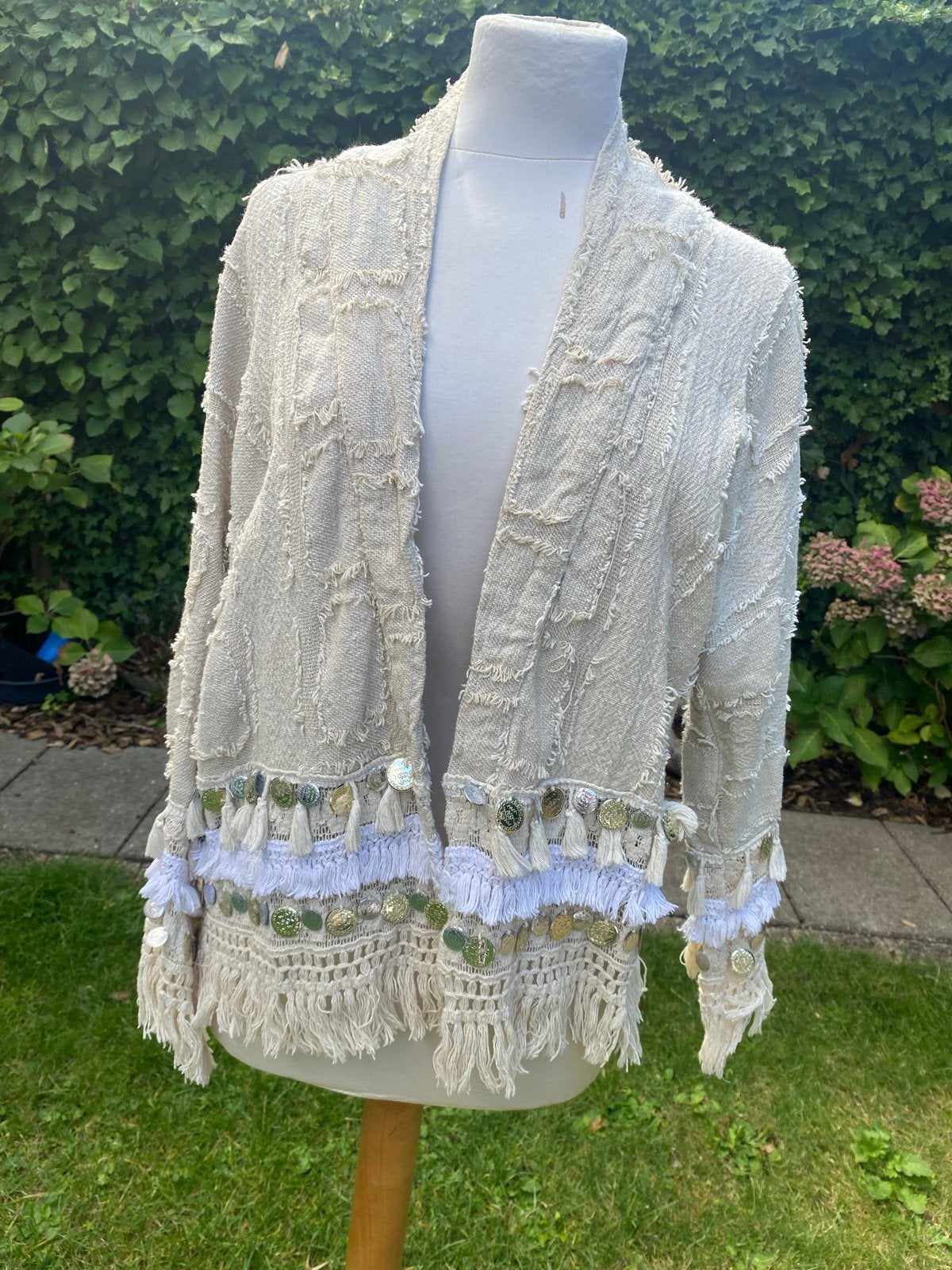 Uniek Boho vest met kwastjes en munten - Free Size, Ophalen of Verzenden, Nieuw, Maat 42/44 (L), Beige