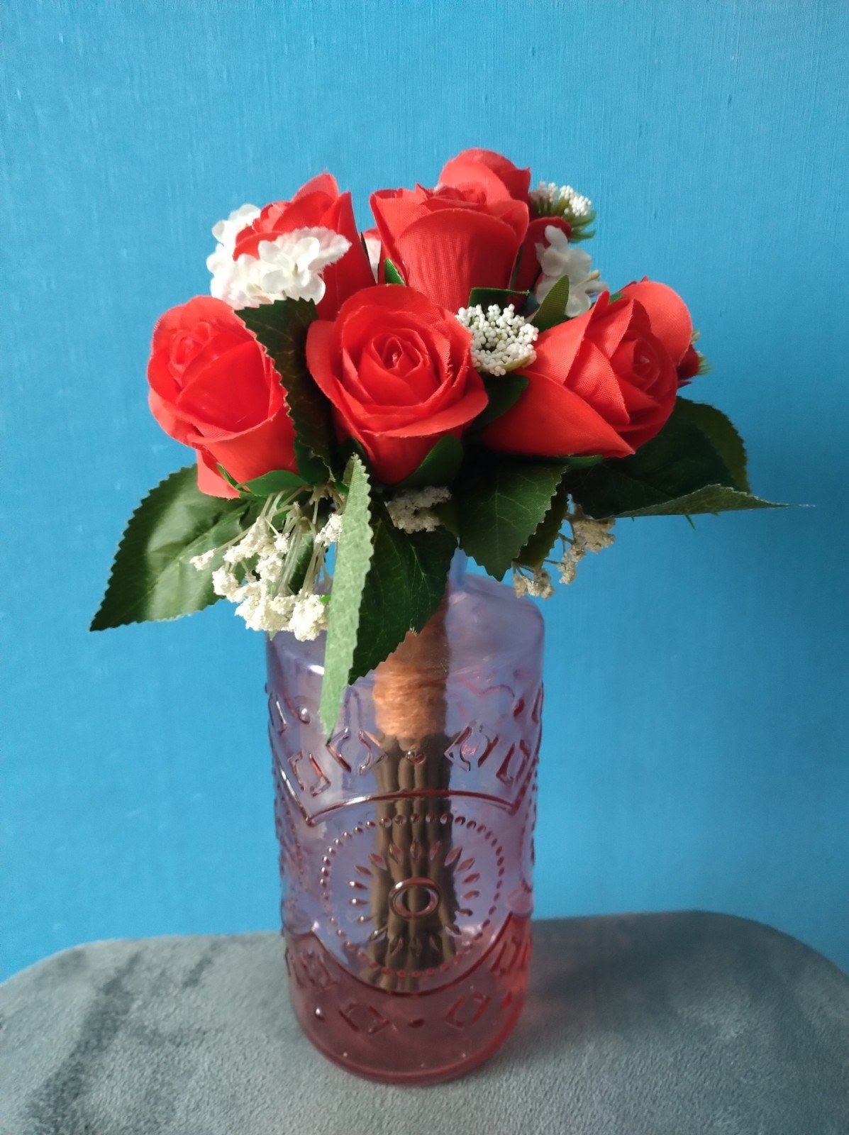 Decoratieve glazen vaas met kunstbloemen boeket, Huis en Inrichting, Woonaccessoires | Vazen, Ophalen, Gebruikt, Overige kleuren