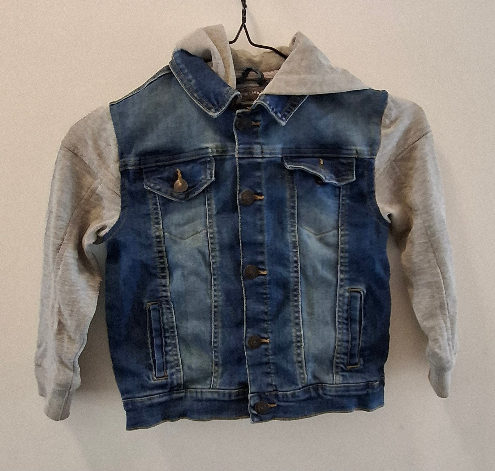 Primark spijkerjas met capuchon maat 116 / 5-6 jaar, Ophalen of Verzenden, Zo goed als nieuw, Primark, Jongen