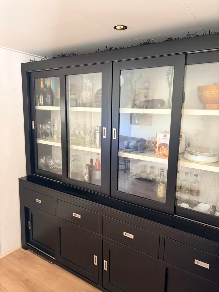 Grote zwarte buffetkast met schuifdeuren en lades, Huis en Inrichting, Kasten | Buffetkasten, Ophalen, Gebruikt, 200 cm of meer