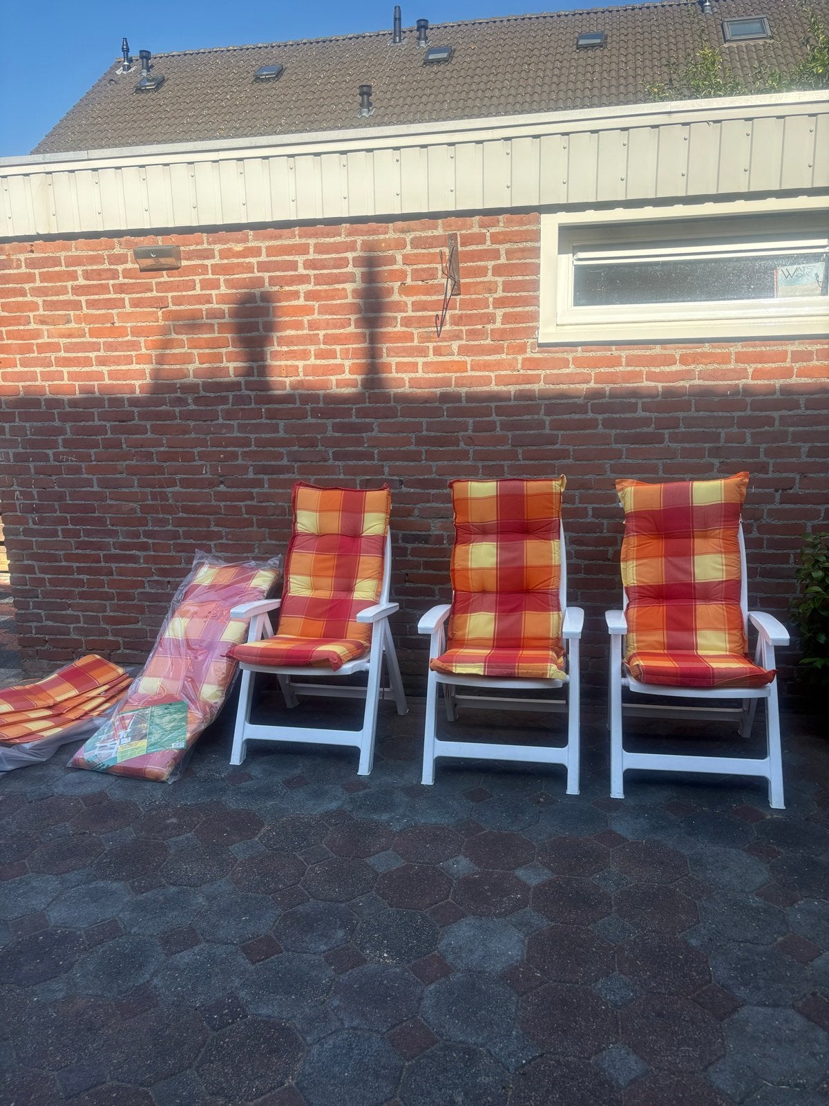 3x verstelbare tuinstoelen met kussens, Ophalen, Zo goed als nieuw, Kunststof, Stapelbaar